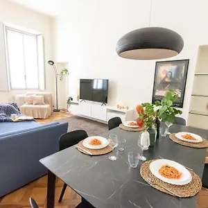 https://luxury-apartment-near-duomo-italia-38.it-lombardy.com